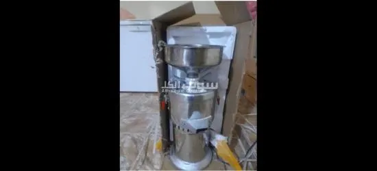 ماكنية طحنية م****رت وإنتاج زبد الفول السوداني 15g      240v